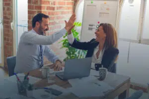 Travail collaboratif entre collaborateurs et consultants de chez PALMER, le cabinet de conseil en management et organisation