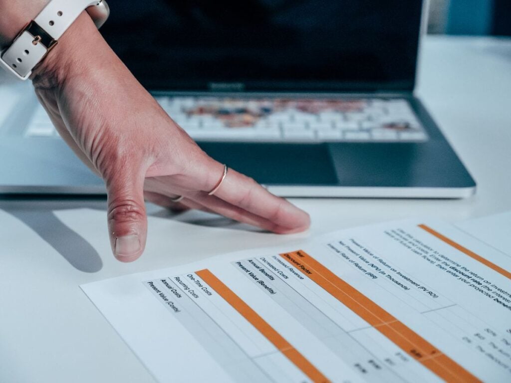 Tableau de prévisions et données financières.
