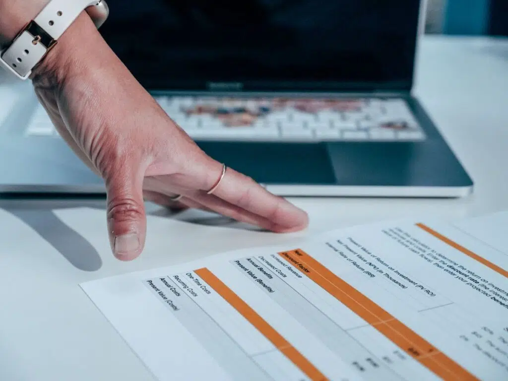 Tableau de prévisions et données financières.